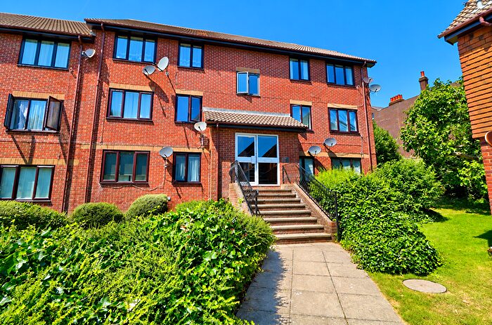 2 Bedroom Flat For Sale In Dover Road, Folkestone, CT19