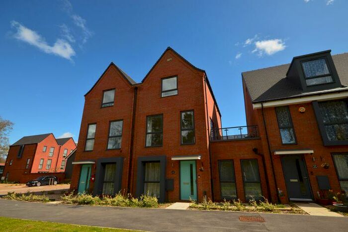 4 Bedroom Semi-Detached House To Rent In Mulberry Walk, Bordon, GU35