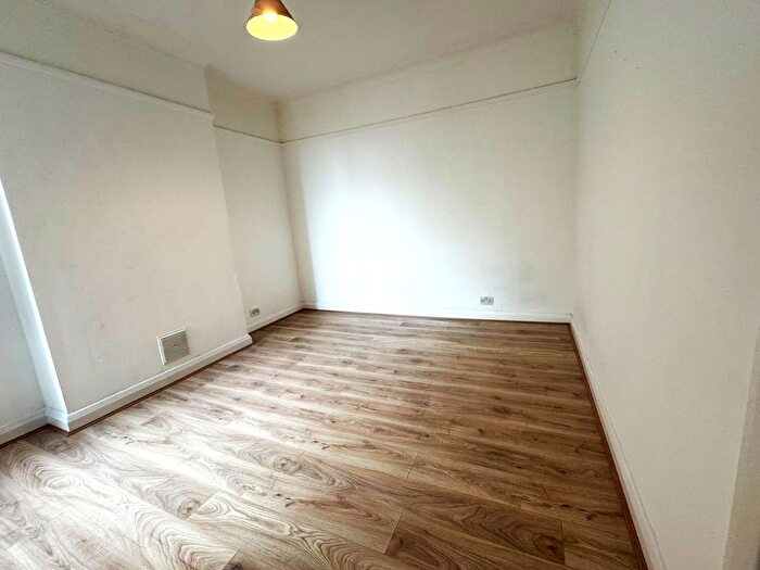 2 Bedroom Flat To Rent In Broadway, West Ealing, W13