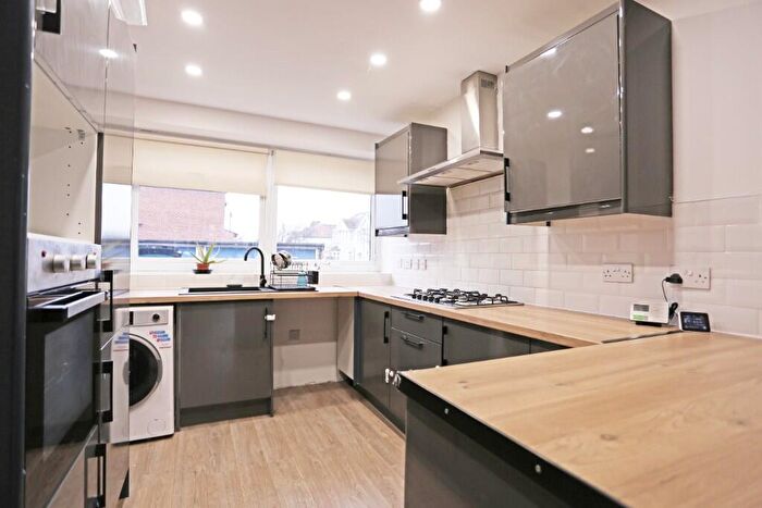 2 Bedroom Flat To Rent In Barley Lane, IG3