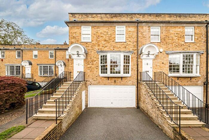 4 Bedroom Property For Sale In Hogarth Way, Hampton, TW12