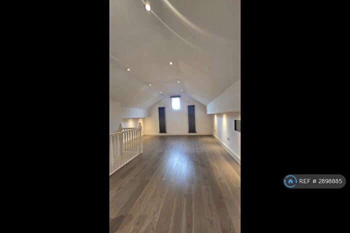 3 Bedroom Flat To Rent In Hamlet Road, London, SE19