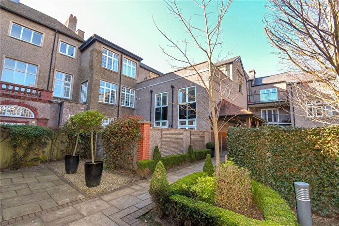 2 Bedroom Apartment For Sale In Grenfell Park, Parkgate, Neston, CH64