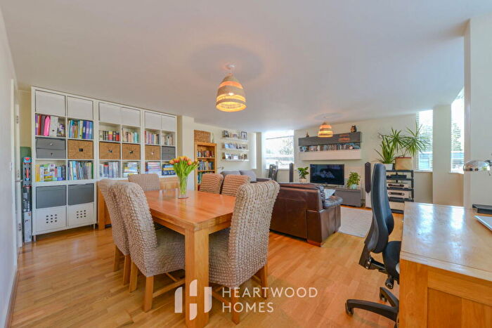 2 Bedroom Flat For Sale In Wakely Court, Hatfield Road, St. Albans, AL1