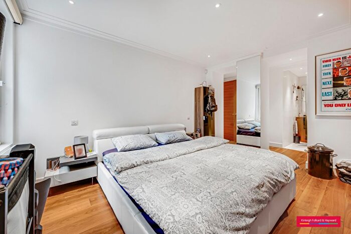 3 Bedroom Flat To Rent In Rosslyn Hill, London, NW3