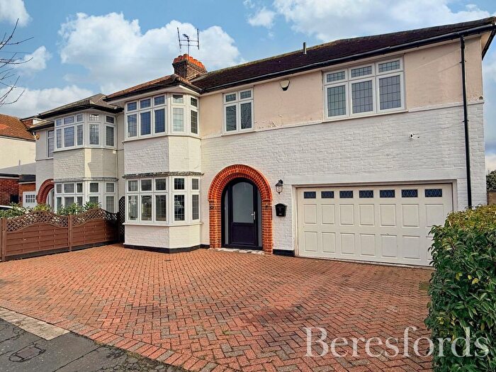 4 Bedroom Semi Detached House For Sale In Elmhurst Drive, Hornchurch, RM11