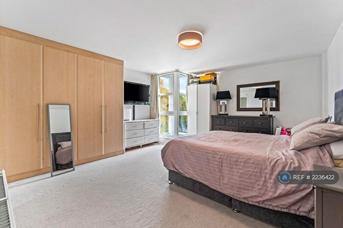 2 Bedroom Flat To Rent In Brook Parade, Chigwell, IG7