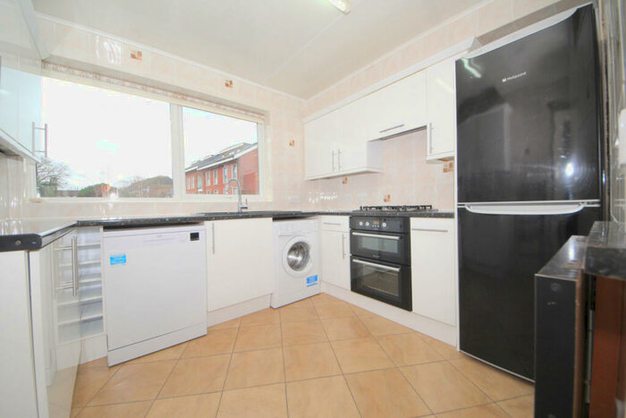 2 Bedroom Flat To Rent In Chase Road, Oakwood, N14
