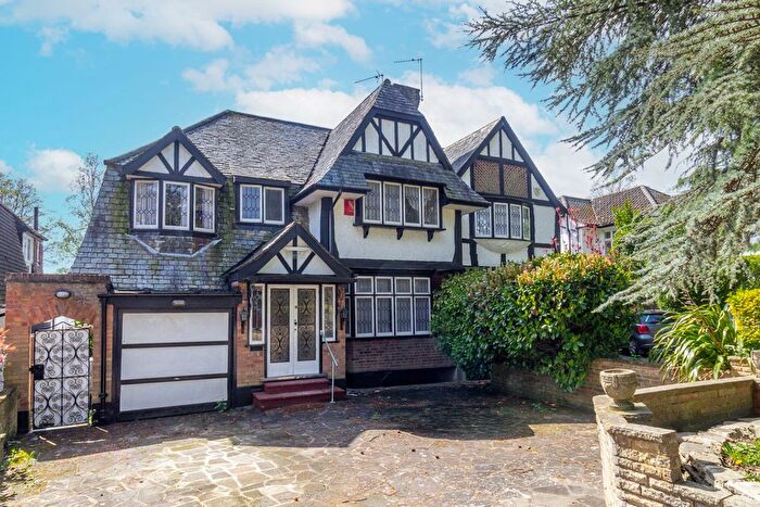 4 Bedroom Semi Detached House For Sale In Canons Drive, Edgware, HA8
