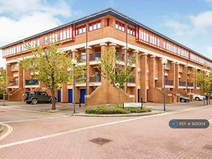 3 Bedroom Maisonette To Rent In North Thirteenth Street, Milton Keynes, MK9