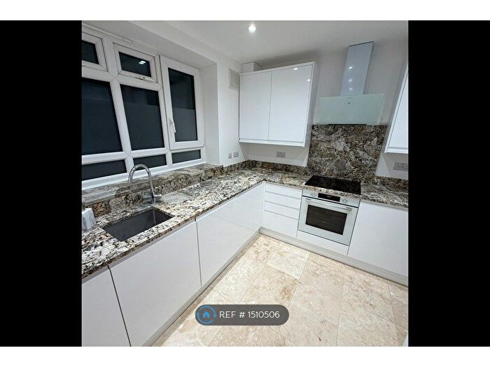 3 Bedroom Flat To Rent In Darlington House, London, SW8