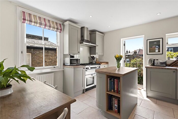 2 Bedroom Flat For Sale In Ramsden Road, London, SW12