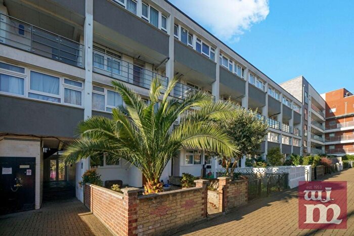 3 Bedroom Flat To Rent In Eric Street, Mile End, London, E3