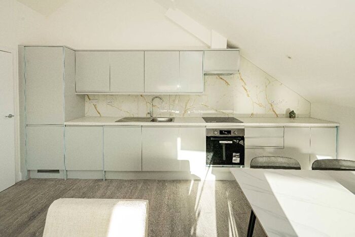 2 Bedroom Flat To Rent In Cuckoo Hall Lane, London, N9