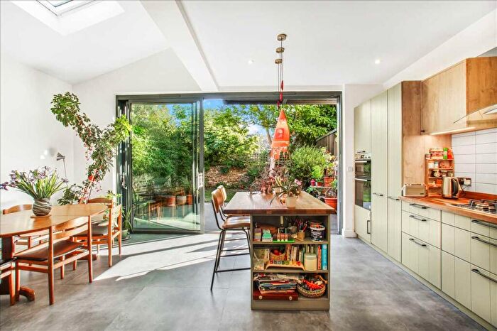 2 Bedroom Apartment For Sale In Tytherton Road, London, N19