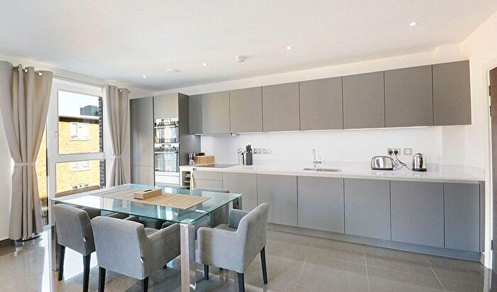 3 Bedroom Flat To Rent In Glade Path, Southwark, London, SE1