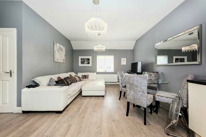 2 Bedroom Flat To Rent In Shearwater Drive, Jennett's Park, RG12