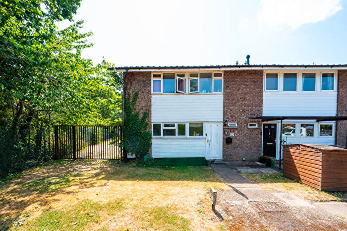 3 Bedroom House For Sale In Robin Way, Guildford, GU2