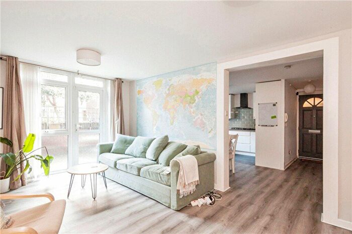 2 Bedroom Flat For Sale In Fawcett Close, London, SW11