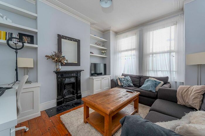 2 Bedroom Flat To Rent In Queenstown Road, Battersea, London, SW8