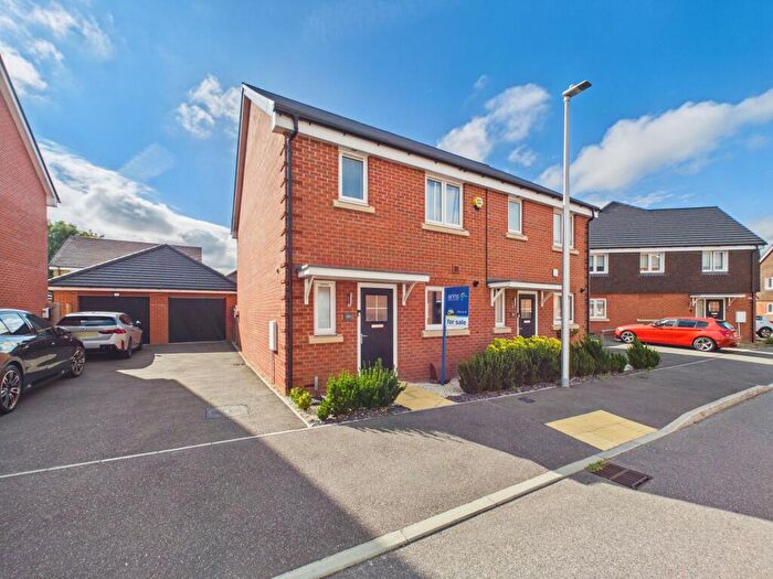 3 Bedroom Semi-Detached House For Sale In Honey Bee Street, Calcot, RG31