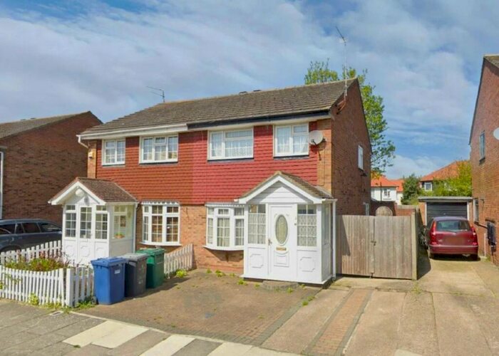 3 Bedroom Semi-Detached House To Rent In Wardell Close, London, NW7