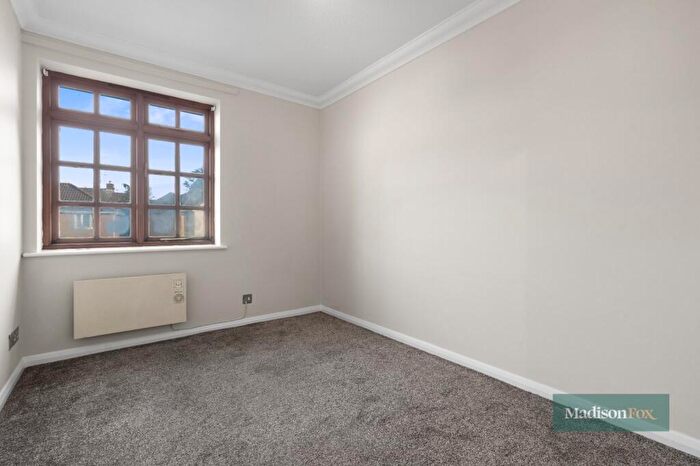 2 Bedroom Apartment For Sale In Westfield Park Drive, Woodford Green, IG8