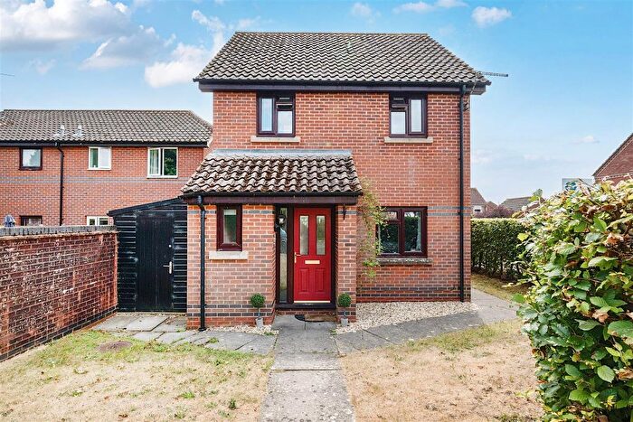 3 Bedroom Detached House For Sale In Broomcroft Road, Pewsey, SN9