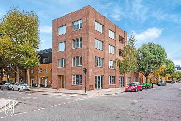 3 Bedroom Flat To Rent In London Lane, London, E8