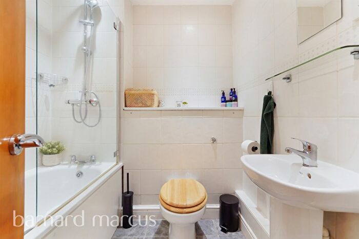 2 Bedroom Flat For Sale In Granville Road, London, SW18