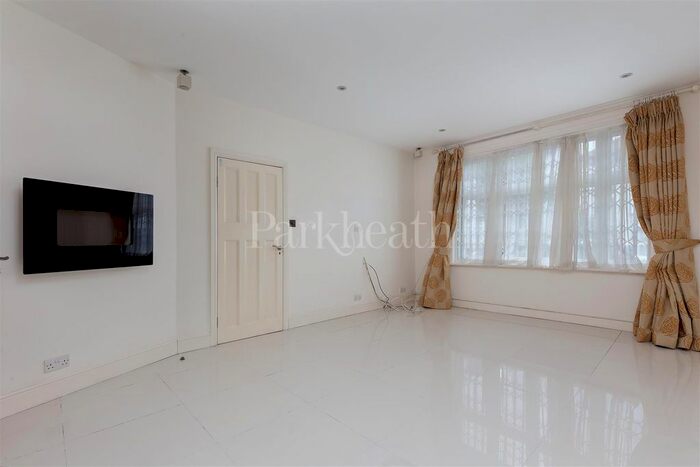 5 Bedroom Property To Rent In Gainsborough Gardens, London, NW11