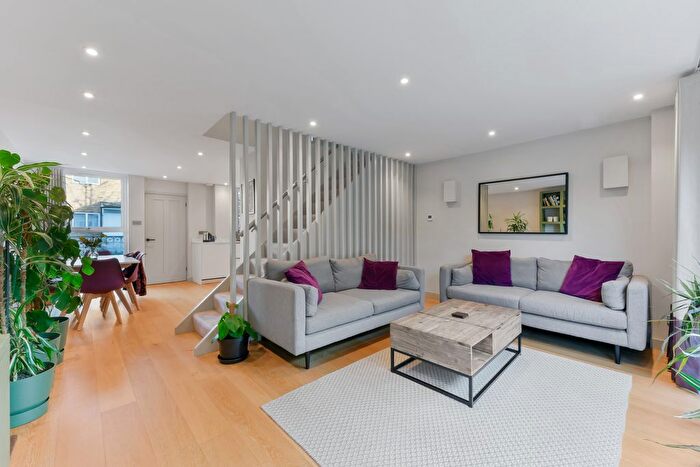 2 Bedroom Property To Rent In Evesham Way, SW11