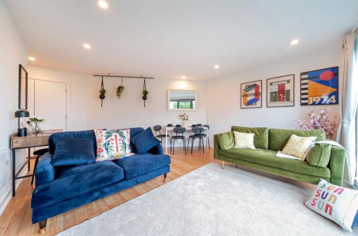 2 Bedroom Flat For Sale In Chapter Way, Colliers Wood, SW19