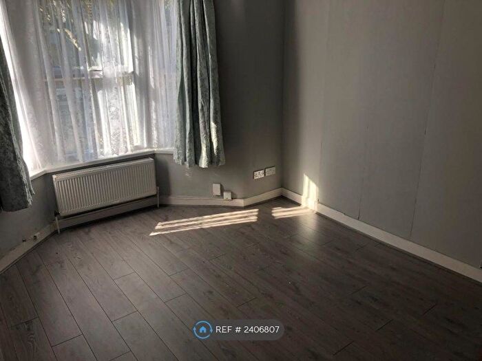 3 Bedroom Flat To Rent In East Ham, London, E6