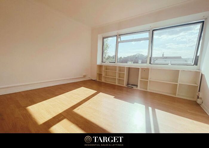 1 Bedroom Flat To Rent In Crossbrook Court, Cheshunt, EN8