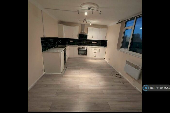 3 Bedroom Flat To Rent In Intalbury Avenue, Aylesbury, HP19