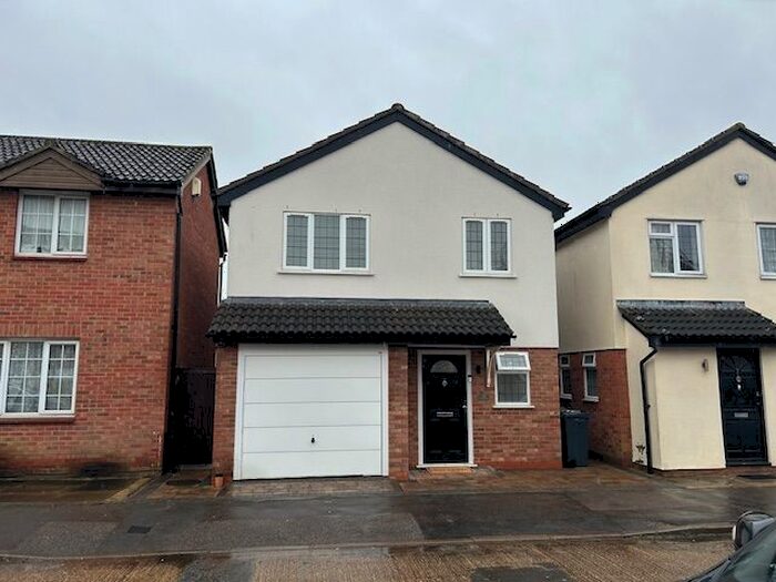 3 Bedroom Detached House To Rent In Hurstleigh Gardens, Ilford, Essex, IG5