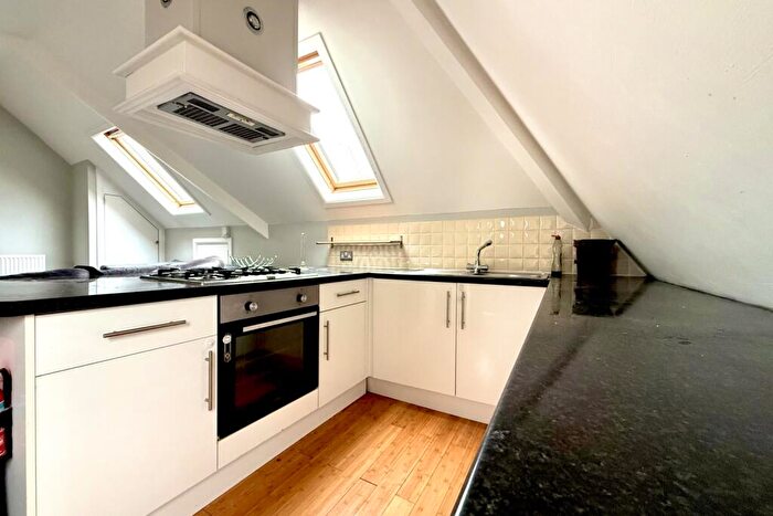 2 Bedroom Flat To Rent In Cyncoed Road, Cyncoed, CF23