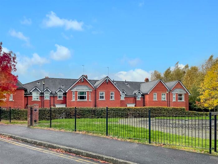 2 Bedroom Flat To Rent In Salisbury - Spire Views, SP2