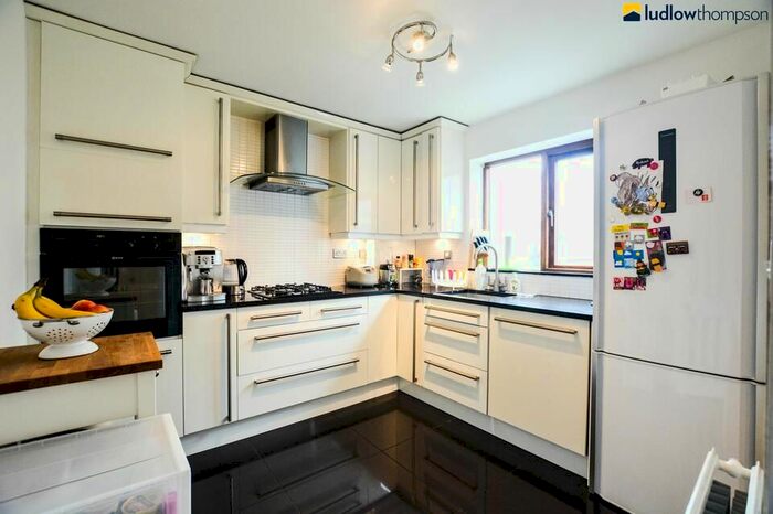 3 Bedroom Flat To Rent In Prospect Place, Wapping Wall, London, E1W
