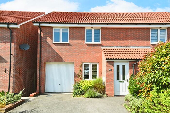 3 Bedroom Semi-Detached House For Sale In Travers Close, Calne, SN11
