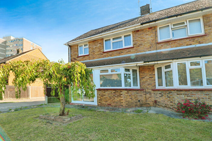 3 Bedroom Semi-Detached House To Rent In Norwich Avenue, Southend-on-sea, SS2