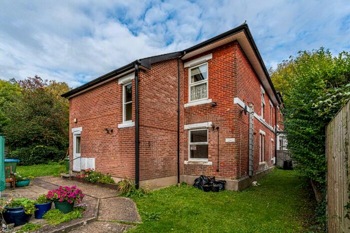 2 Bedroom Apartment To Rent In Cavdendish Mews, Northlands Road, SO15