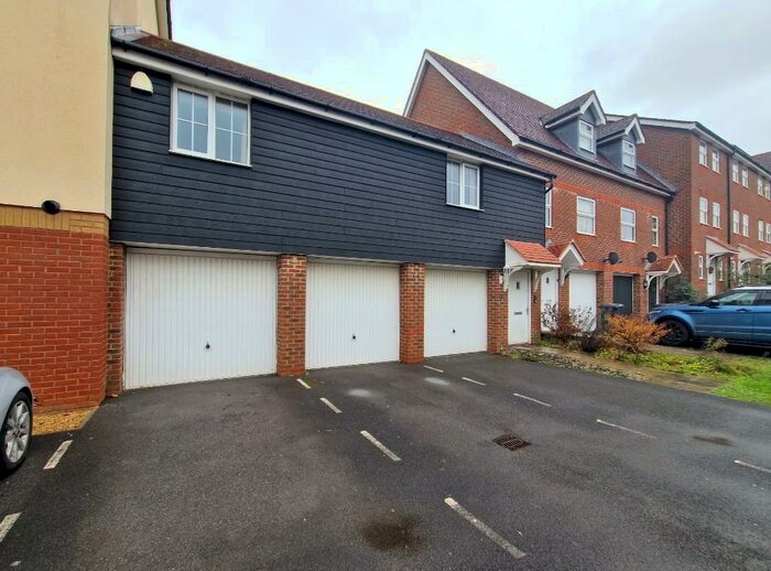 2 Bedroom Coach House To Rent In White's Way, Hedge End, SO30