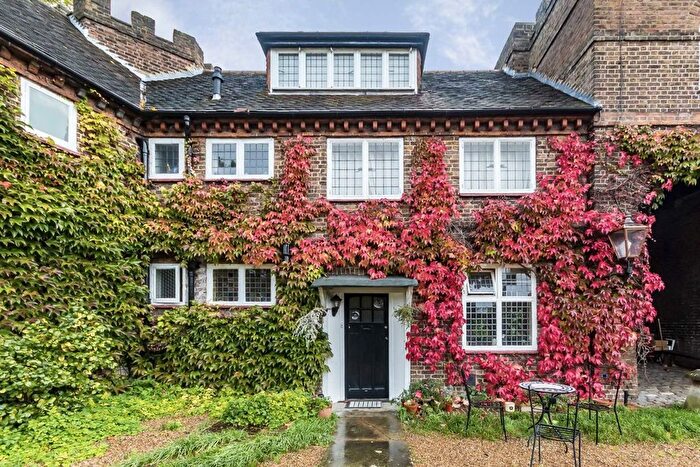 2 Bedroom Maisonette For Sale In Castle Way, Hanworth Park, TW13