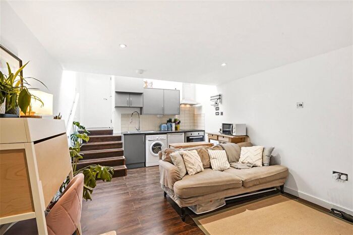 2 Bedroom Flat To Rent In North End Road, London, SW6