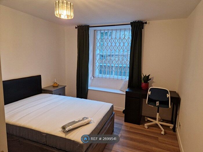 2 Bedroom Flat To Rent In West Nicolson Street, Edinburgh, EH8