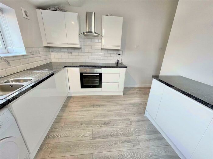 2 Bedroom Flat To Rent In Victora Park, Bristol, BS16