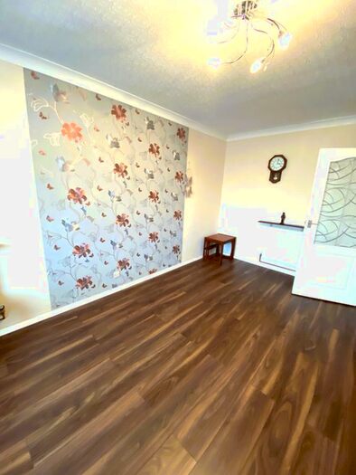 2 Bedroom Flat To Rent In Bush Close, Ilford, IG2