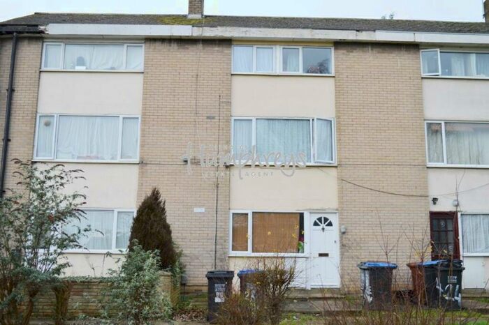 5 Bedroom House To Rent In Eagle Way, AL10